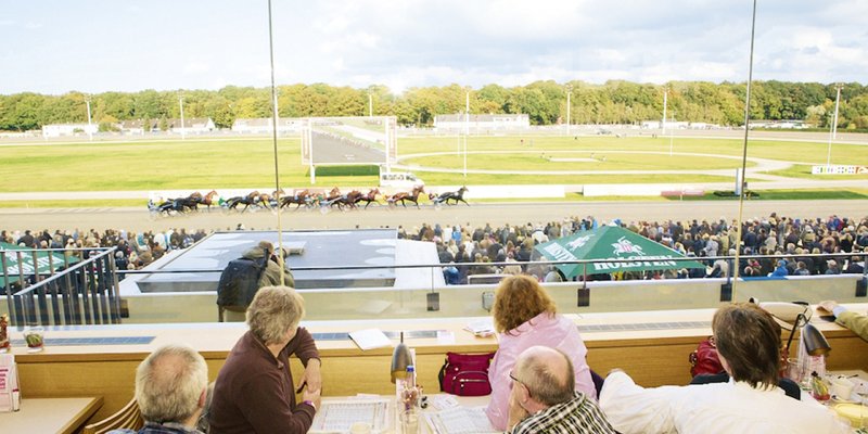Sportstätte & hochmoderne Event-Location - Blick auf die Rennbahn
