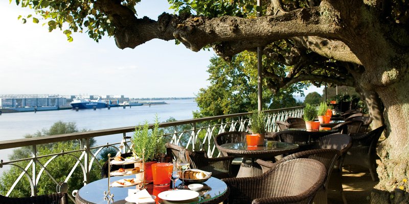 Luxuriös-klass. Hotel mit Tagungsräumen - Lindenterrasse-Bar