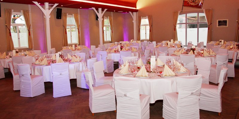 Reetdach-Landhaus mit Fachwerk-Saal