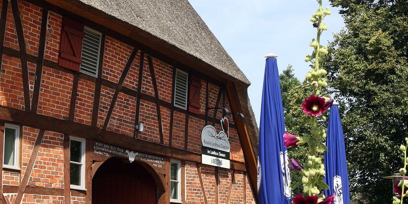 Reetdach-Landhaus mit Fachwerk-Saal