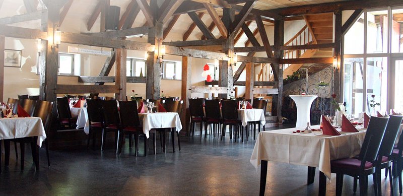 Reetdach-Landhaus mit Fachwerk-Saal