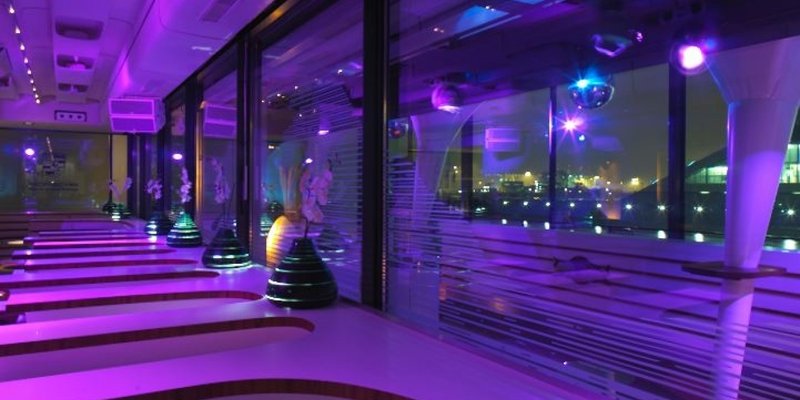 Exklusive Eventlocation direkt an der Elbe - Club La Nuit Stehtische