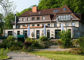 Haus am See mit Bootssteg